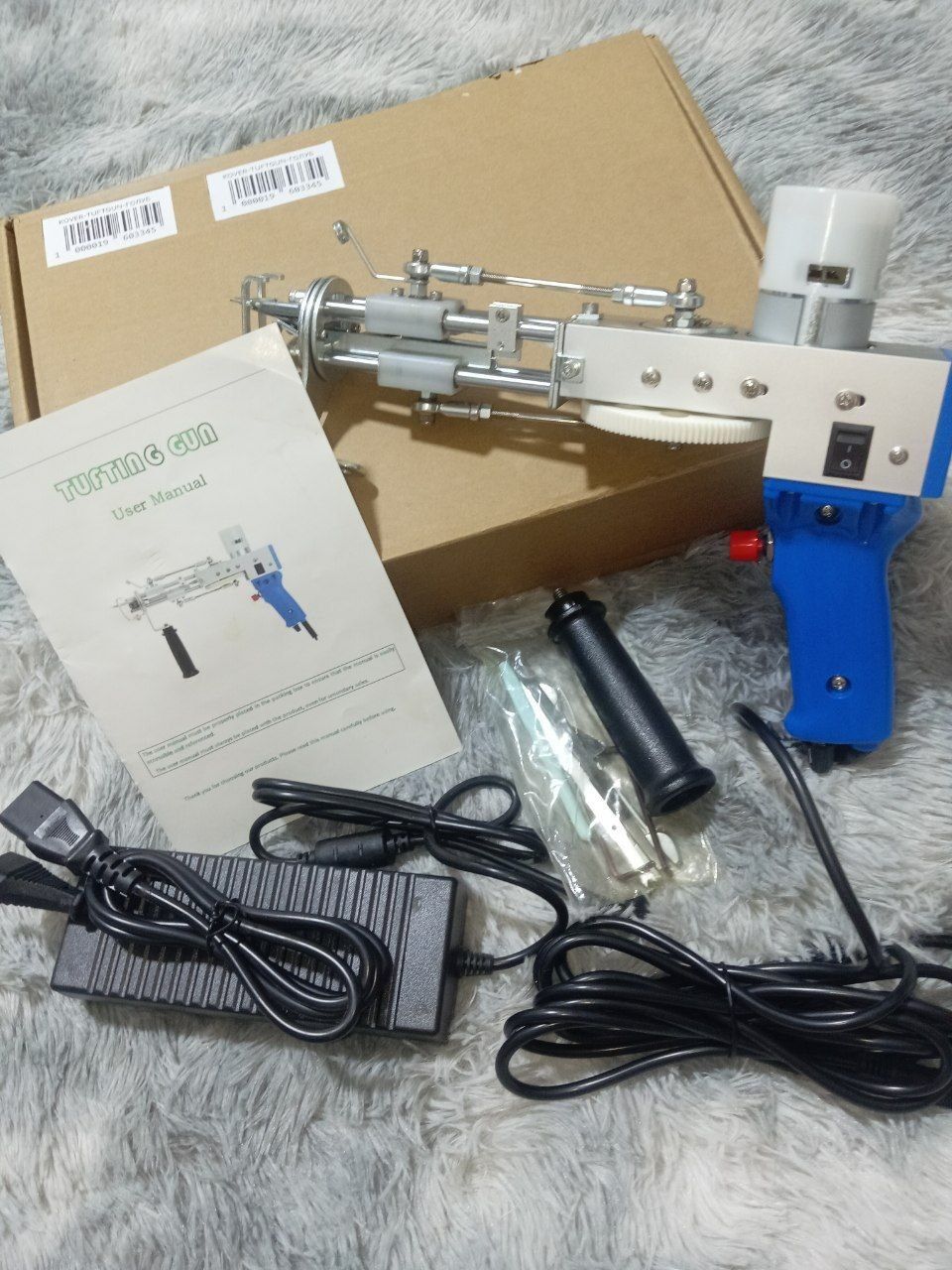 Tafting to‘plami: tufting gun, kontur kesish mashinkasi, mato, pichoq