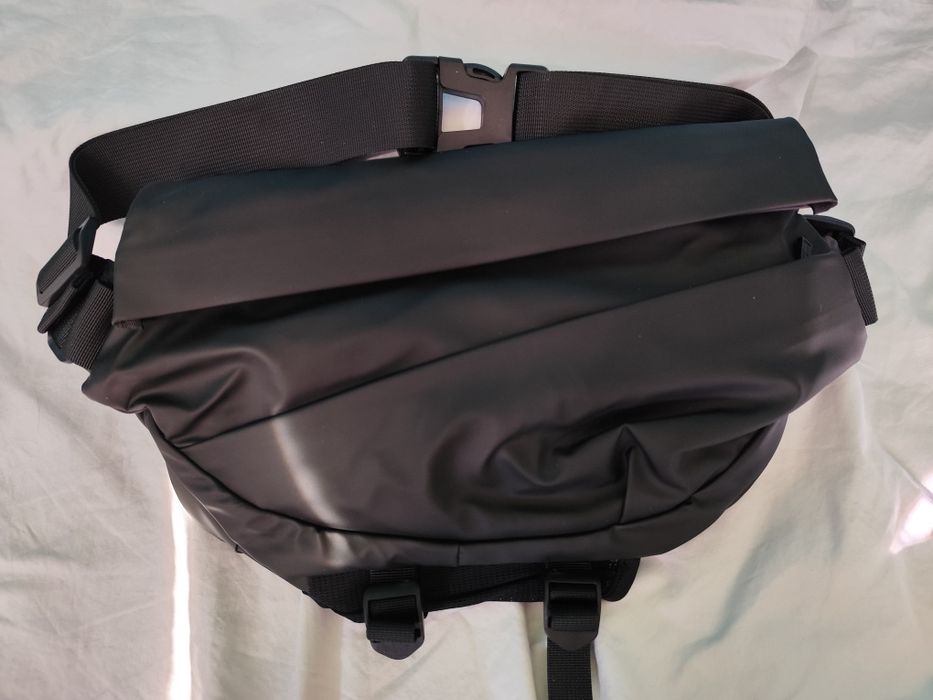 Черна спортна чантичка за кръст / гръб