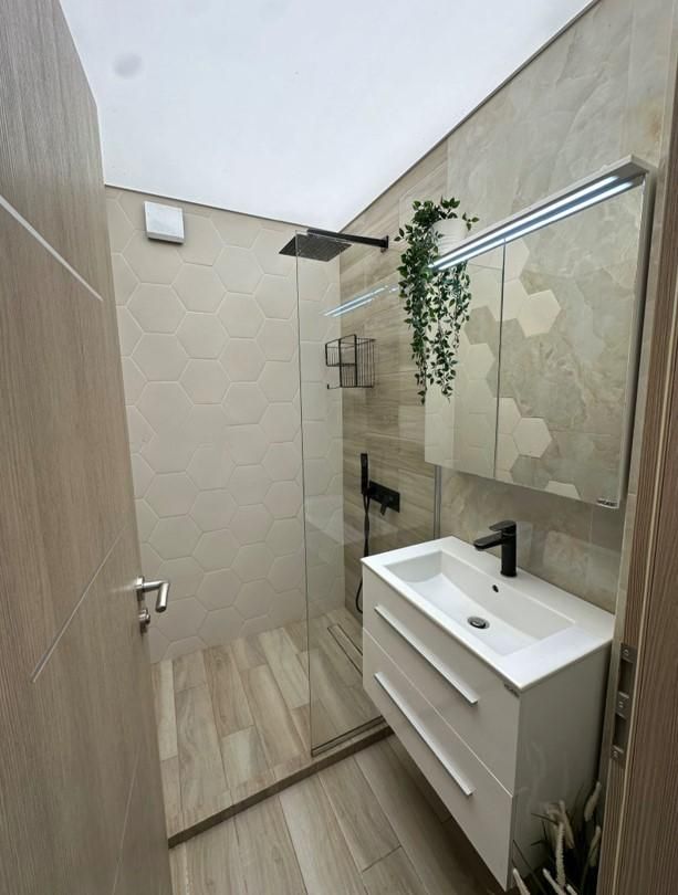 Дава се под наем Тристаен апартамент в София, Лозенец - 118 кв.м за 1000 € - Снимка #8
