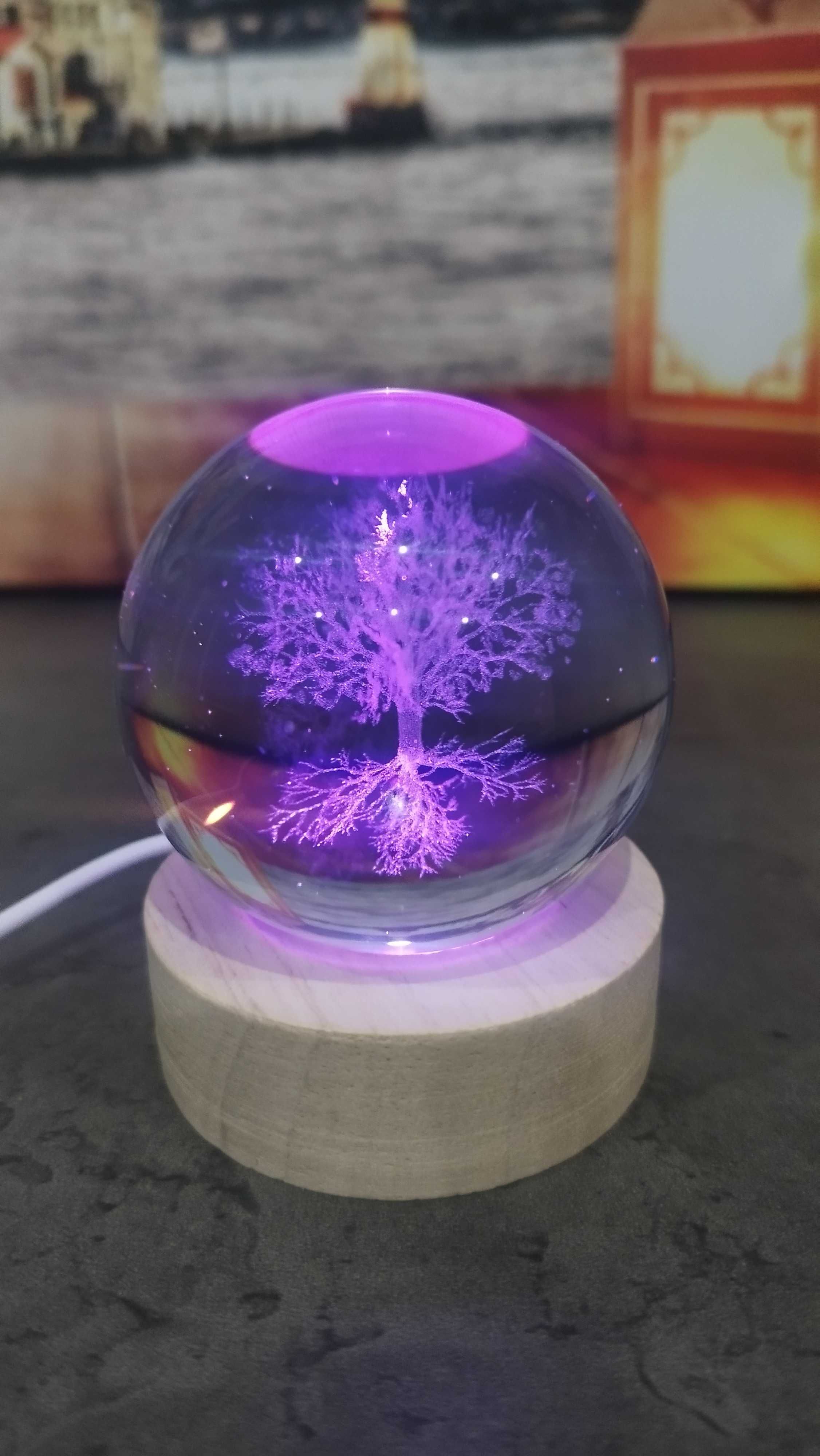 Красива светеща стъклена топка дърво