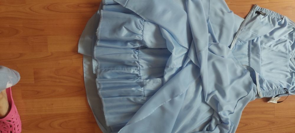 Pantofi argintii stiletto si rochie