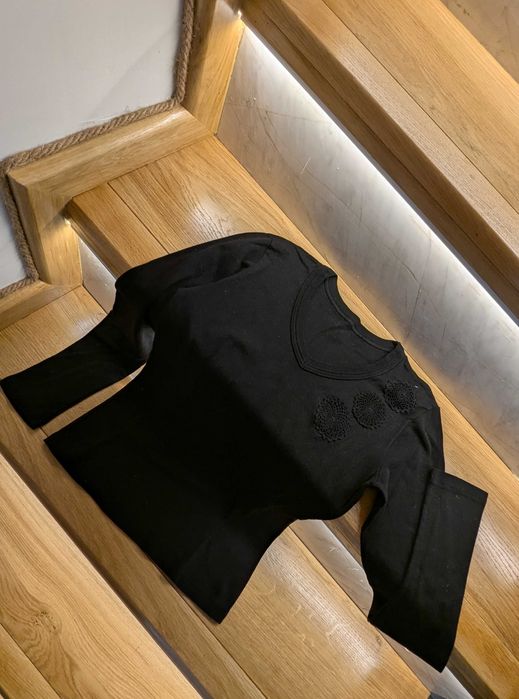 Чисто нова черна блуза с плетен елемент