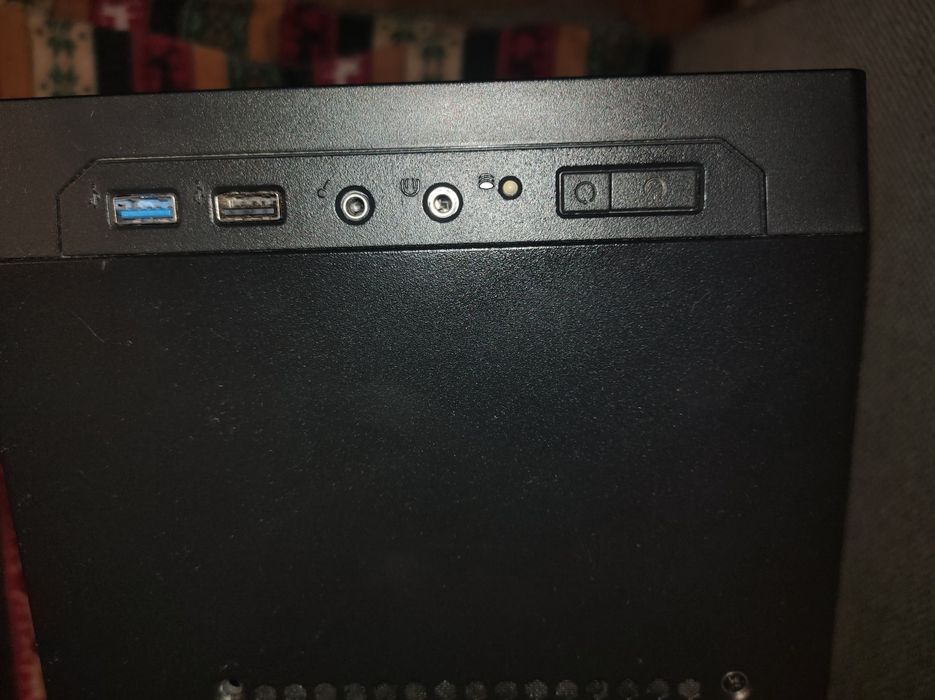 Продается корпус  FRACTAL черного цвета а отличном состоянии