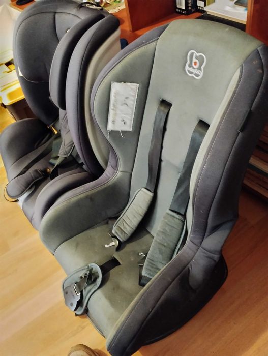 Două scaune de mașină pentru copii