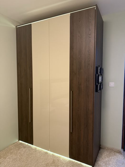 Гардероб с чупещи се врати