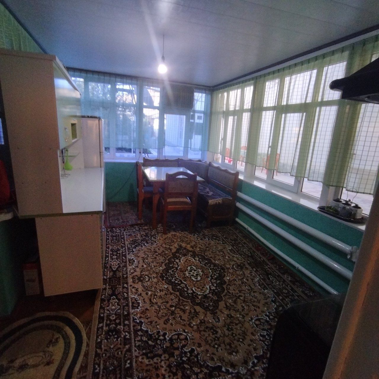 Уй сотилади срочно эски автошкола, хамма мебеллари билан, ремонти яхши