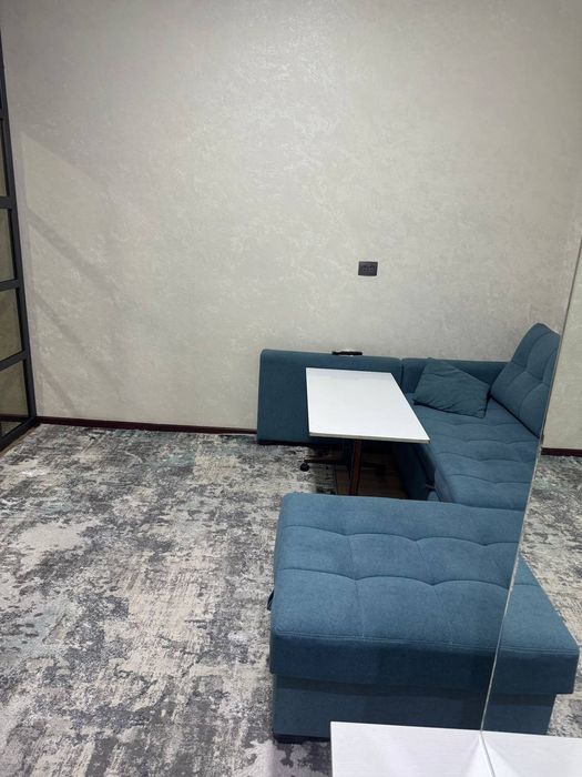 Срочна сотилади. 1 хона  Янгиҳаёт метро 3-бекат