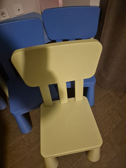 Vând măsuță și 5 scaune din plastic pentru copii