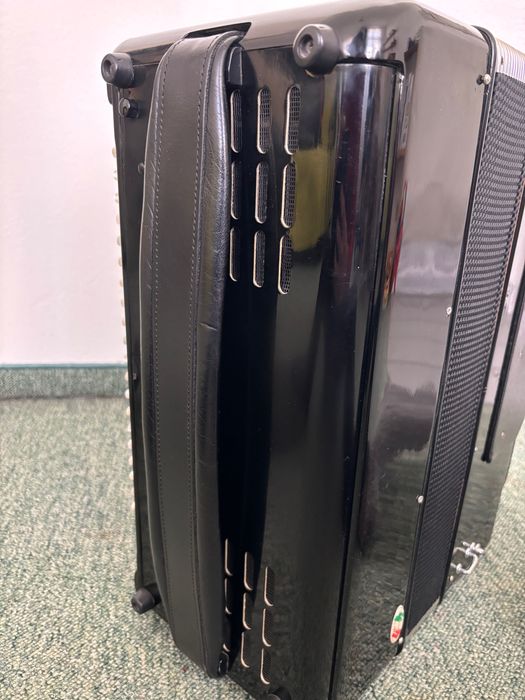 Pigini Button Accordion - BAYAN 58/B DE LUXE (“C” griff in both hands)