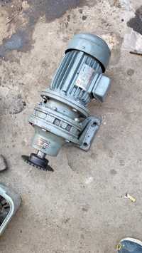 Vînd motor cu reductor 380v raportul 12 la 1