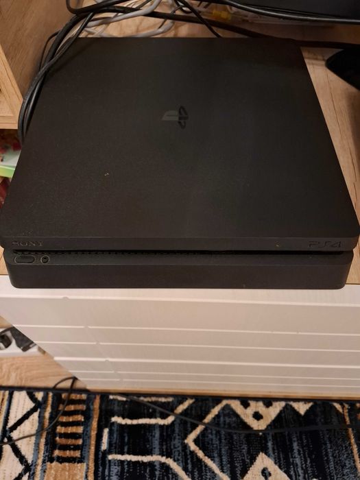 Vand PS4 cu 2  controllere originale