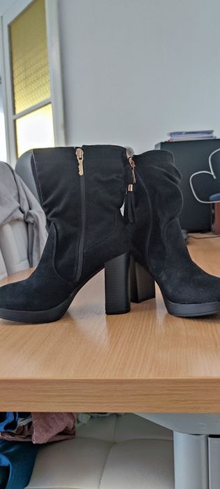 Черни велурени боти