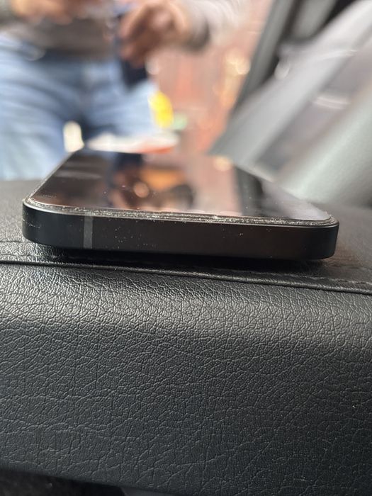Vând Iphone16e cu 22 luni garanție