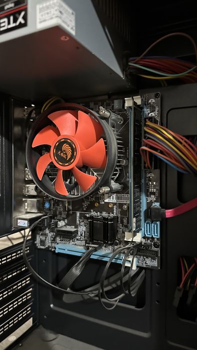 Kopyuter keysi sotiladi srochni