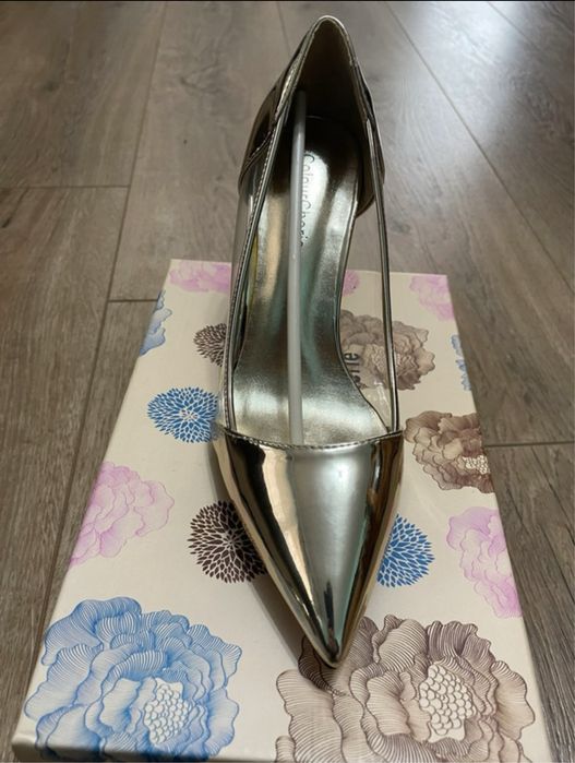 Pantofi cu toc aurii, NOI