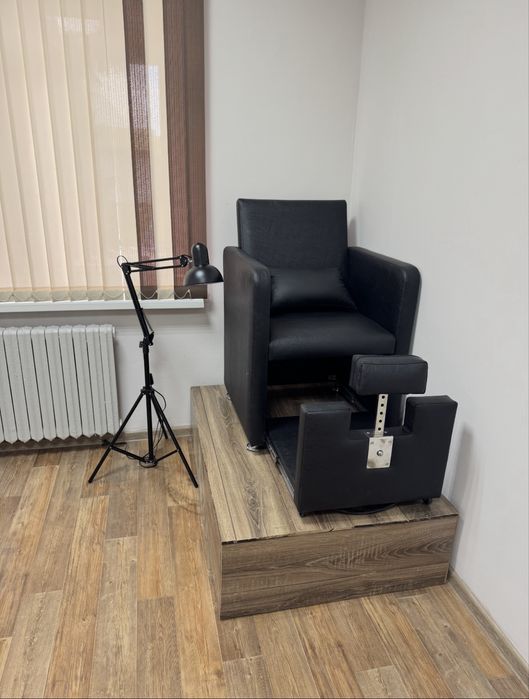 Педикюрное кресло + к нему идет подиум