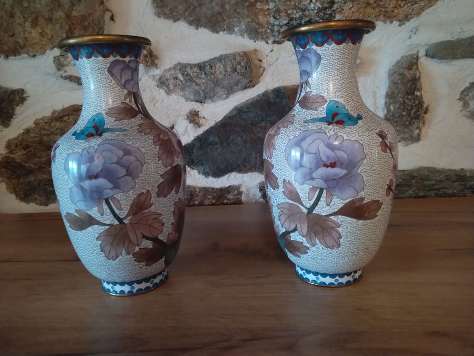 Продавам чифт антикварни вази бронз месинг клетъчен емаил