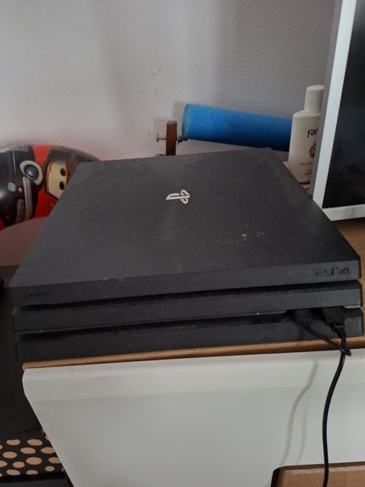 Vand ps 4 pro 1 tb, urgent, vine si cu assassins creed vallhalla