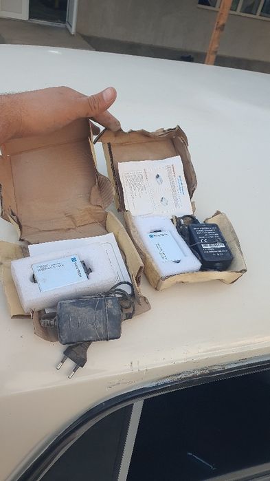 Pixietech PXT-CVT-1000SFP-M media konverteri va uning quvvat manbai.