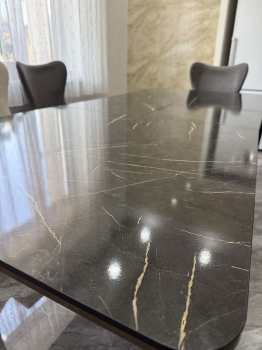 Стол в отличном состояние