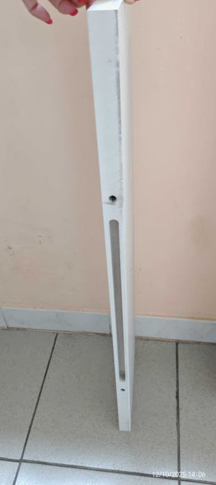 Продавам две стойки за стена