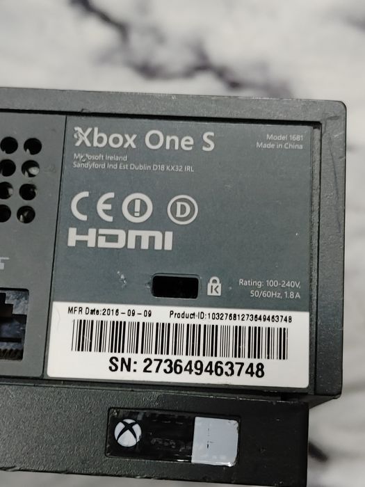 Продавам конзола xbox one.s 1.тб.