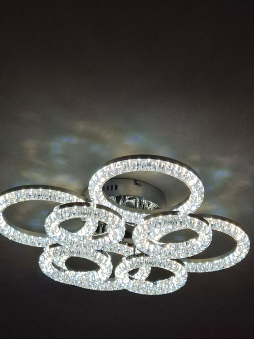 Люстра новая в идеальном состоянии