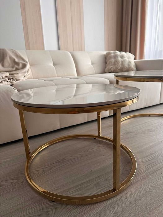 Set măsuțe de cafea aurii cu blat tip marmură – design elegant, ca noi