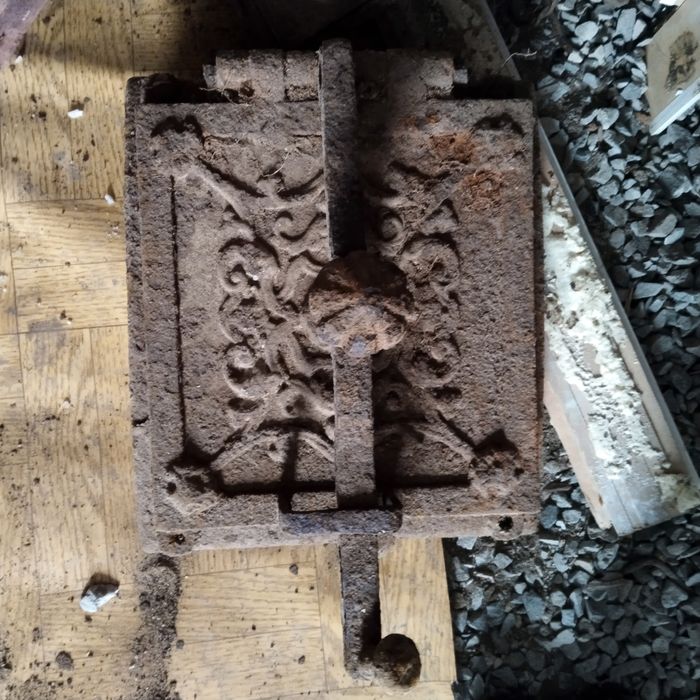 Старинная чугунная дверь