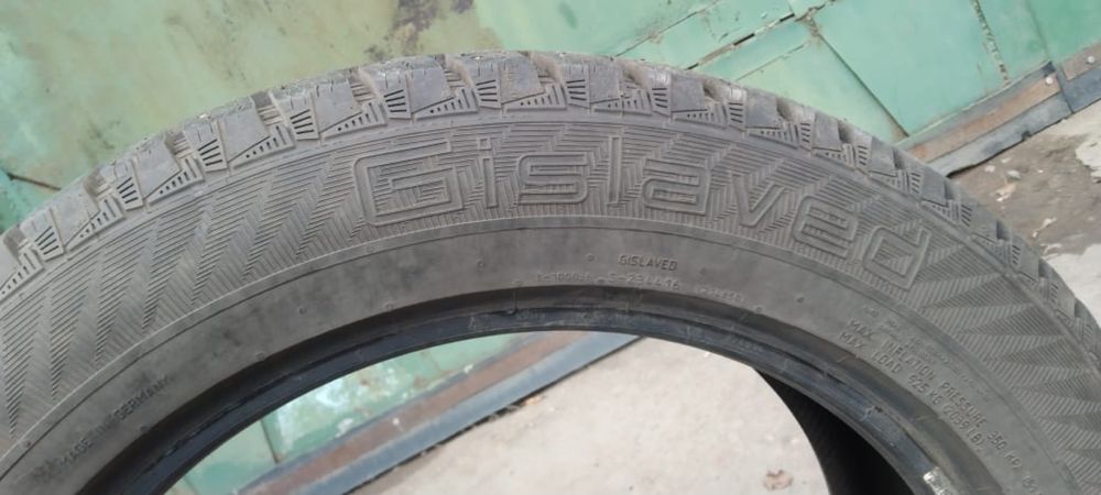 Продам зимнюю резину шипованную 235/55R19  4 штуки