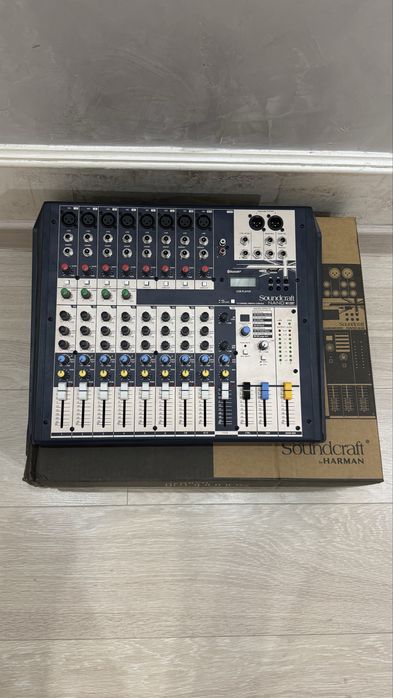 Микшерный пульт Soundcraft NANO M12BT