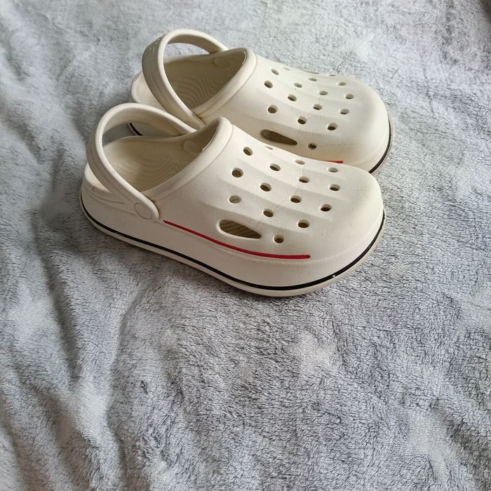 Продам тапки кроксы