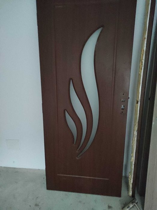 vand usi de la un apartament cu toc