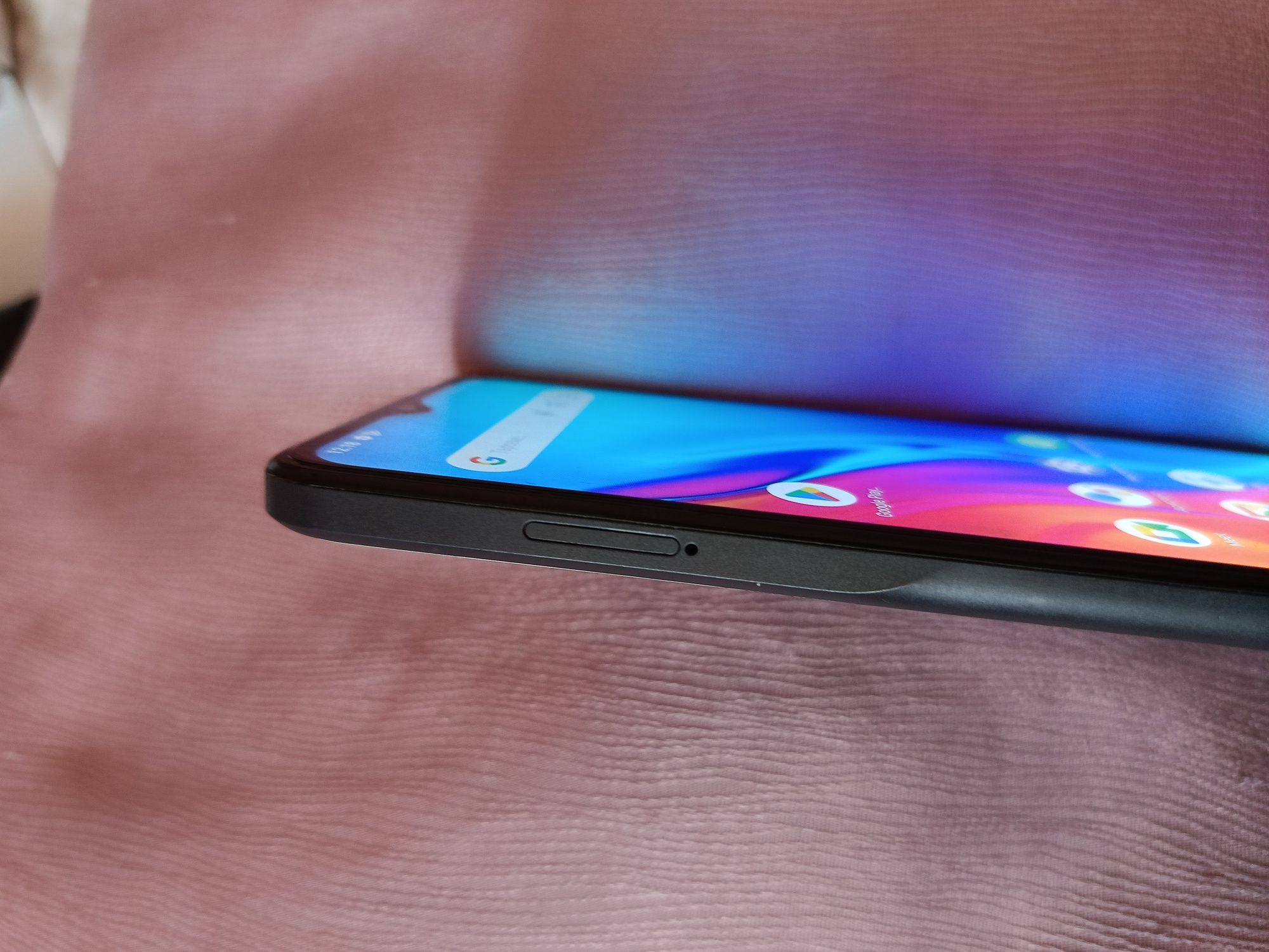 Напълно запазен смартфон TCL 305