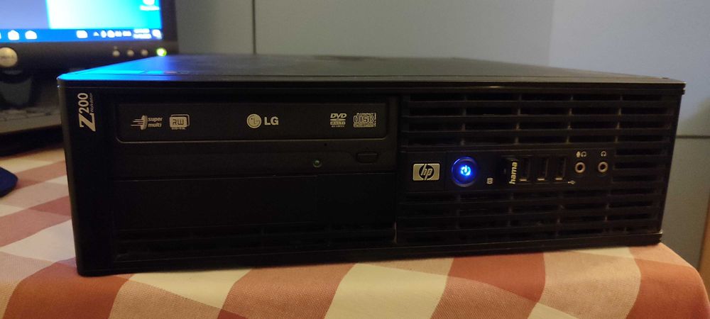 стационарен компютър HP Z200 Workstation