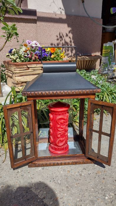 Винтидж поставка за свещ. Дървена къщичка с метален покрив с отвор