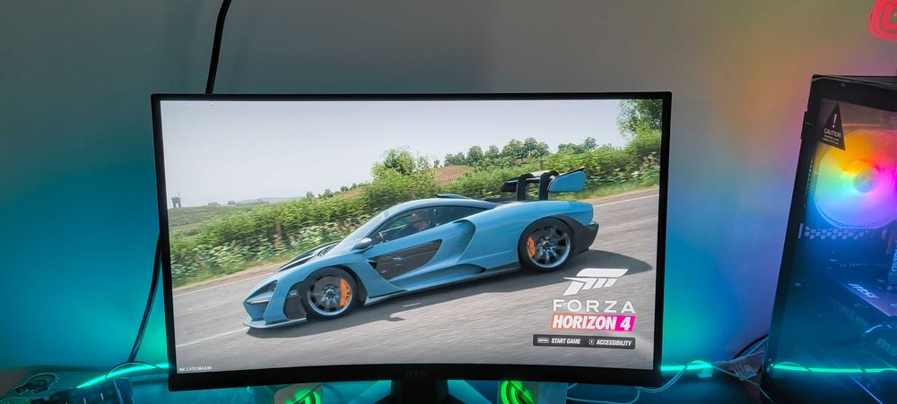 Геймърски компютър с монитор