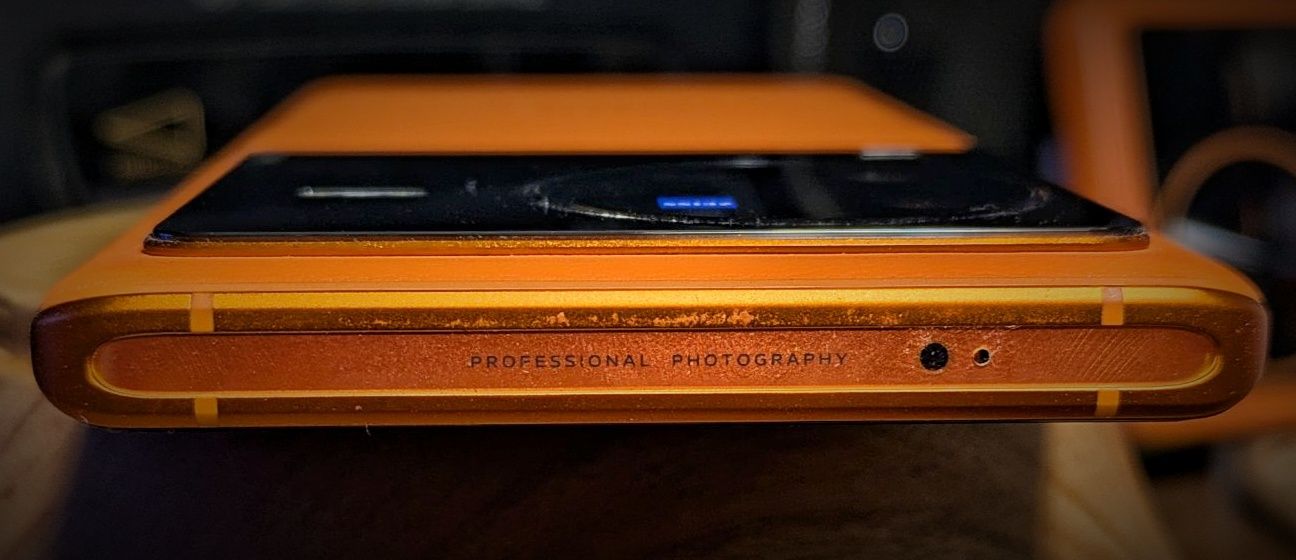 VIVO X80 pro: 512 GB; Zeiss оптика, 4 камери с 2 телеобкт.; еко-кожа
