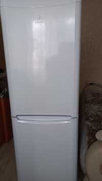 Продам 2-х камерный холодильник Indesit