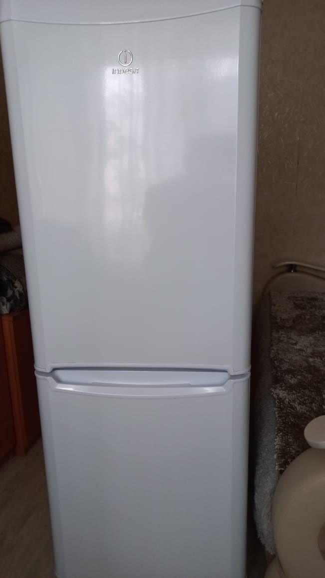Продам 2-х камерный холодильник Indesit