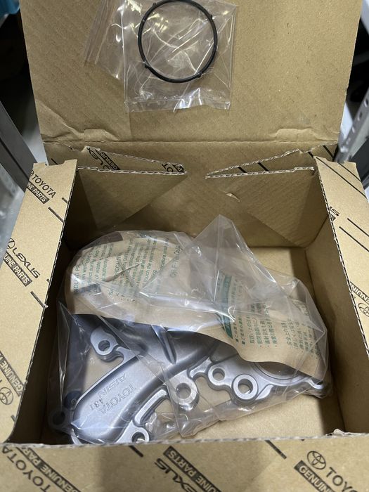 Помпа на LC 200 LX 570  Крузак 5,7