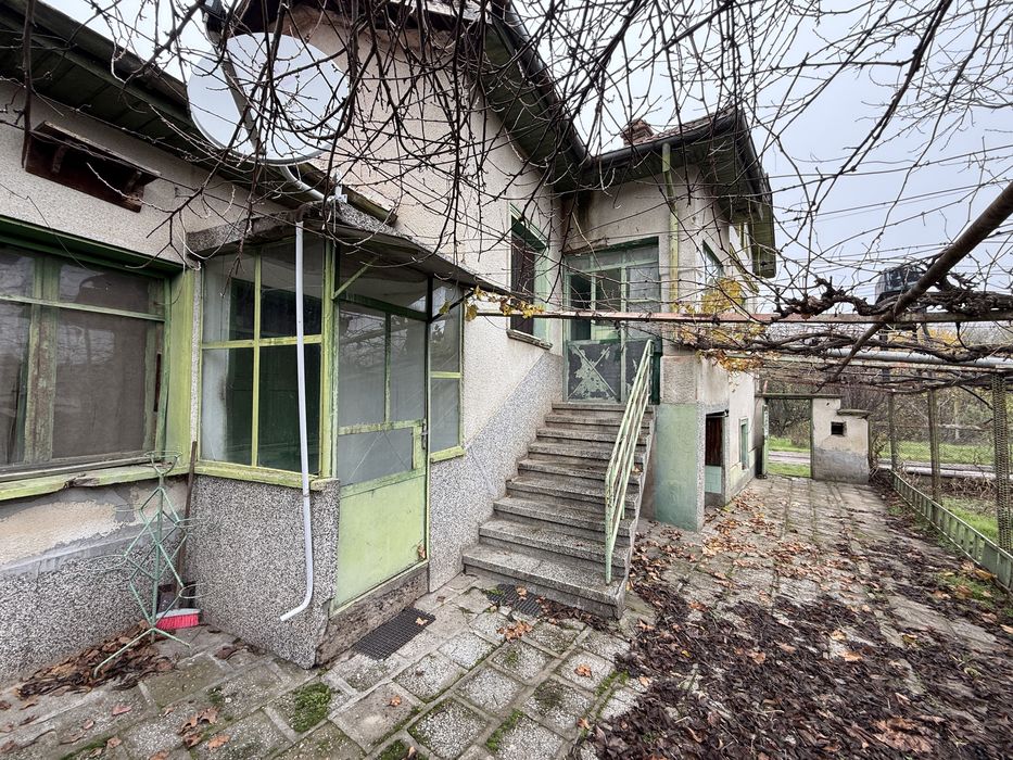 Къща с гараж равен и голям Двор!