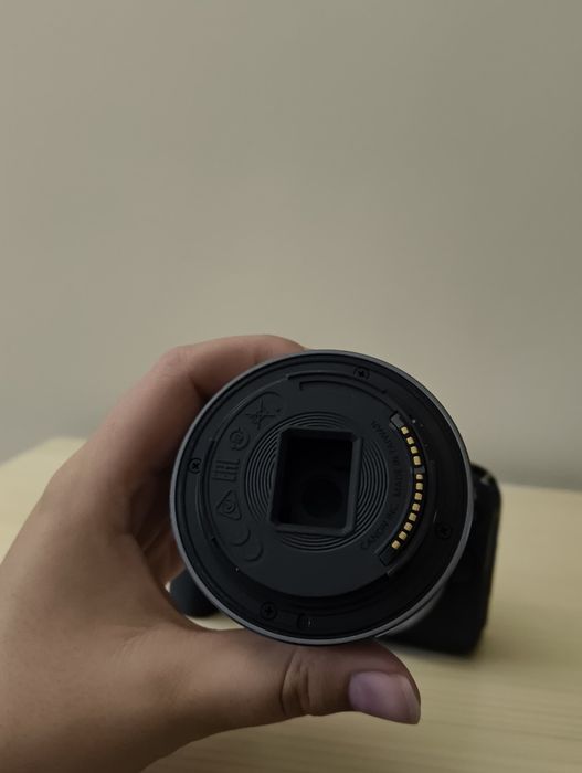 Canon EOS R10 30k cadre + obiectiv canon rf 18-45mm f4.5-6.3 + baterii