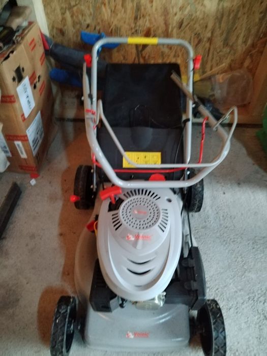 Mașină de tuns iarba pe benzina