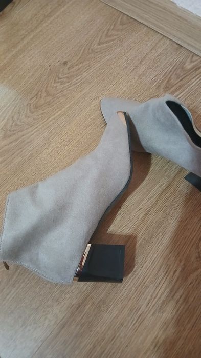 Елегантни бежови боти