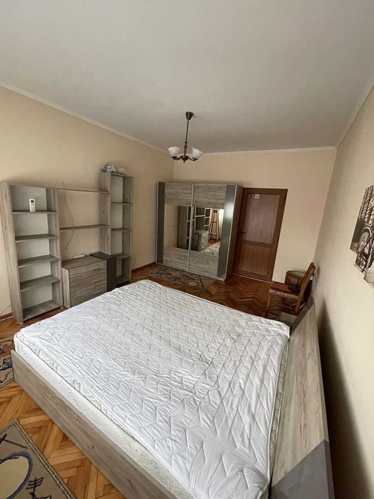 Тристаен апартамент, Широк Център