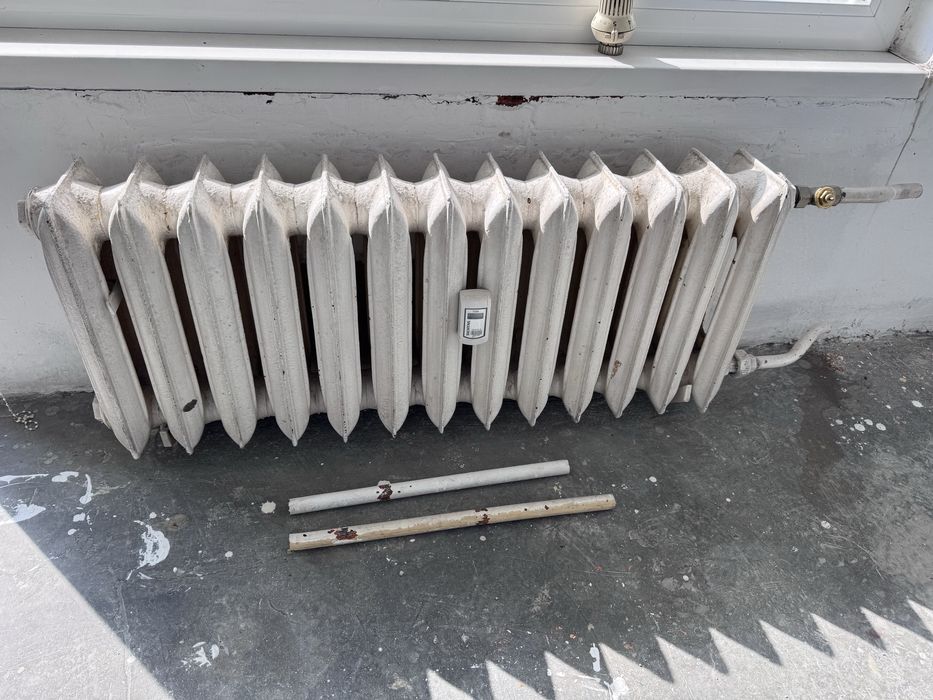 2 бр. Чугунени ниски радиатора 12 ребра и 13 ребра