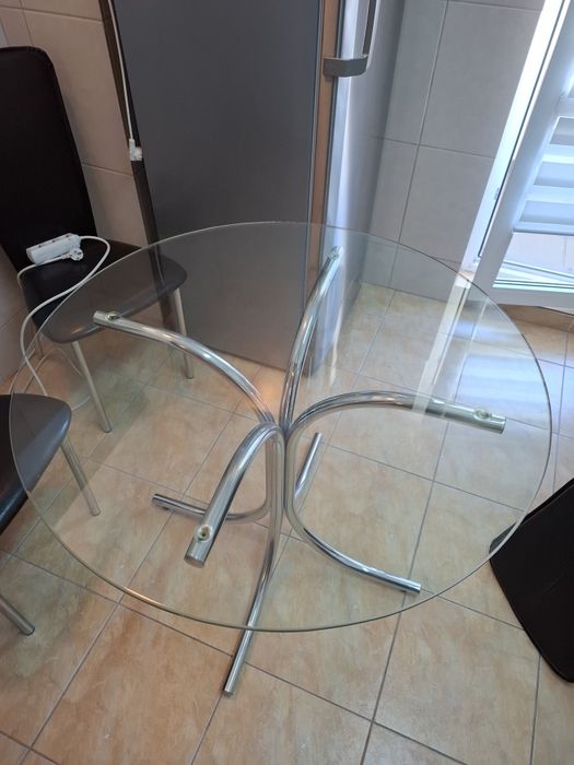 Masă rotundă din sticlă pentru bucătărie