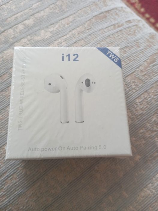 Продаю беспроводные наушники i12 новые