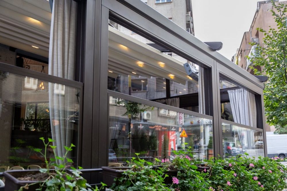 Sisteme cu sticlă securizată - Glisantă, Ghilotină, Pliantă.